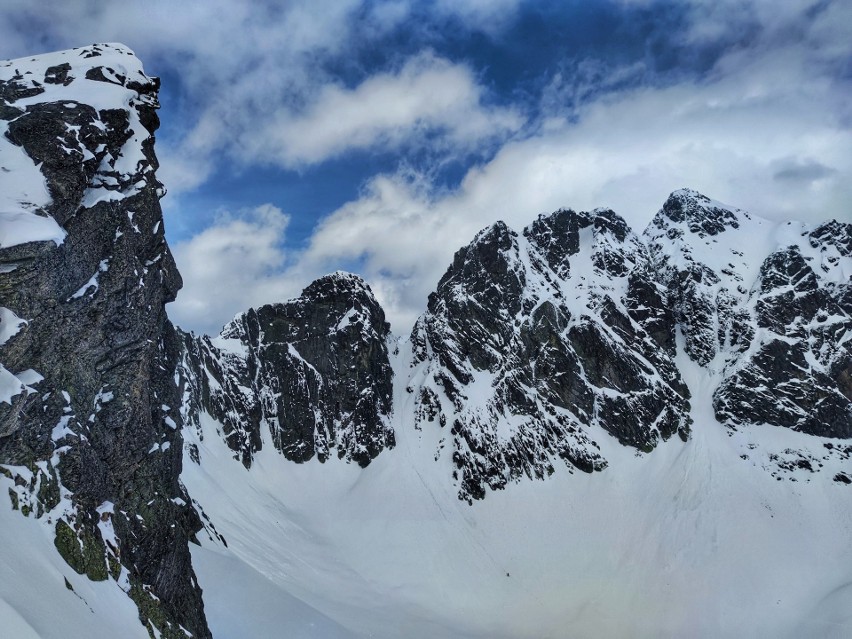 Tatry. W Dolinie Pięciu Stawów nadal 1,5 metra śniegu. Tu krokusów nie uświadczysz. Ale za to widoki piękne!