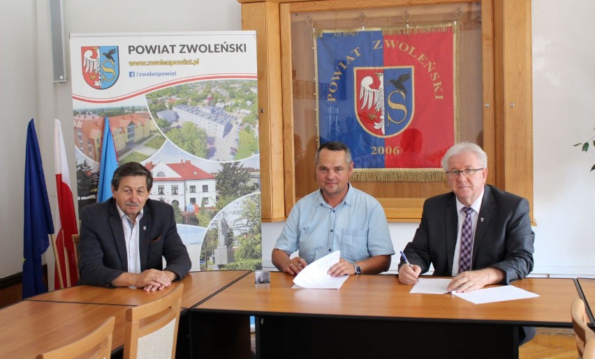 Podpisanie umowy, od lewej: Waldemar Urbanski -...
