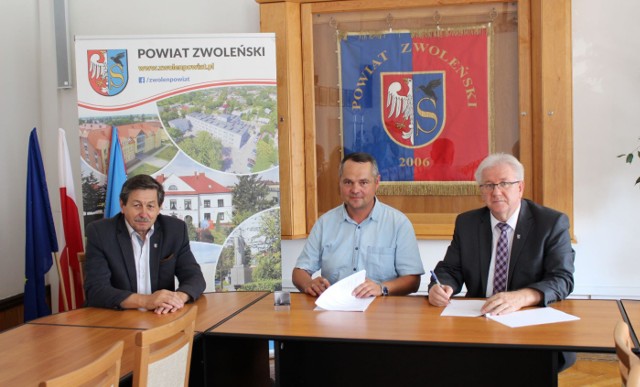 Podpisanie umowy, od lewej: Waldemar Urbanski - wicestarosta, Marcin Linowski - firma LIN TRANS , Stefan Bernaciak - starosta zwoleński.