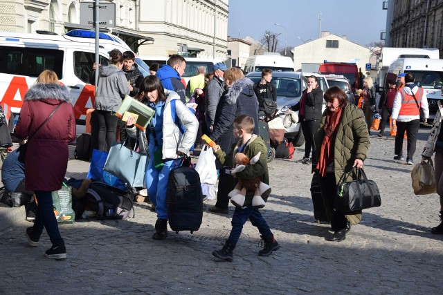 Od początku rosyjskiej agresji zbrojnej na Ukrainę przez Podkarpacie przejechało grubo ponad 2 mln uchodźców. Nz. dworzec kolejowy w Przemyślu.