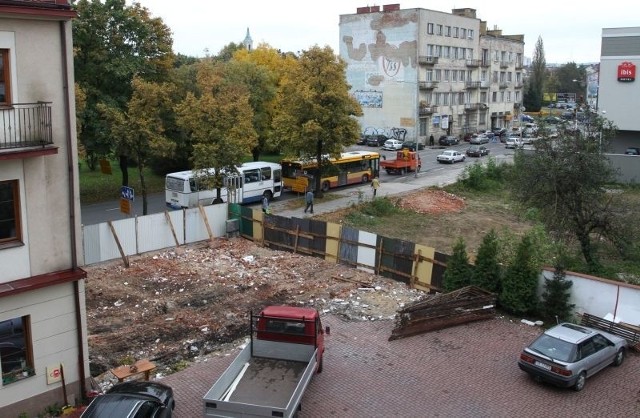Te dwie działki przy ulicy Warszawskiej w Kielcach sąsiedzi wspólnie zabudują.  