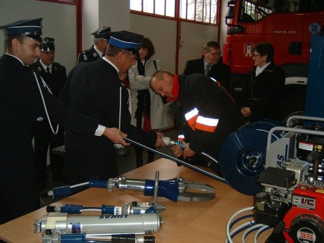 W środę strażacy z jednostki ochotniczej w Nowym Mieście nad Pilicą otrzymali nowoczesny sprzęt pomocny w ratowaniu ludzi.