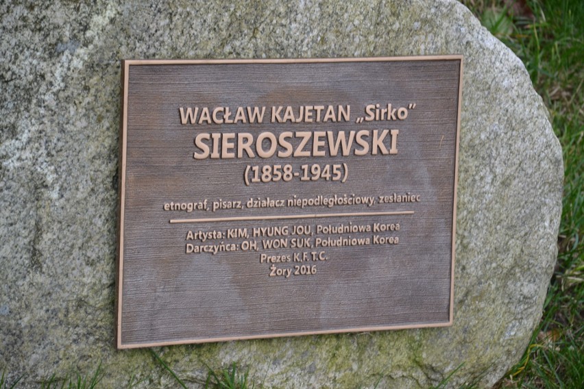 Pomnik Wacława Sieroszewsiego przed Muzeum Miejskim w Żorach