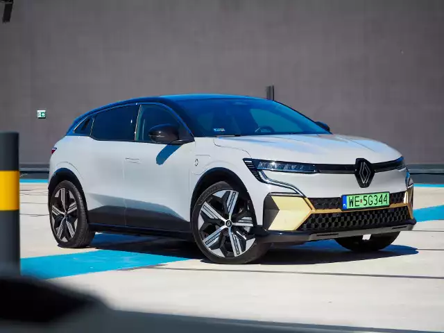 Nasze długodystansowe Renault Megane E-Tech odebraliśmy ponad dwa miesiące temu i zdążyliśmy sprawdzić je w naprawdę różnych warunkach – od ataku zimy i przy bardzo niskich, porannych temperaturach, po podróże w czasie pierwszych, wiosennych upałów. Jak zmieniała się wydajność napędu w tak zróżnicowanych warunkach? Co nam się w tym aucie podoba, a co chcielibyśmy zmienić?