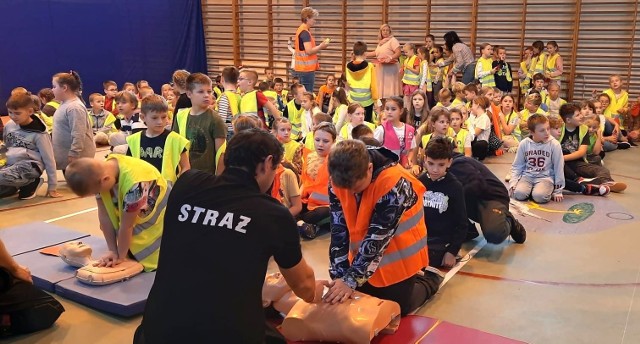 W szkoleniu na temat zasad udzielania pierwszej pomocy w szkole w Grojcu wzięło udział 210 uczniów i 17 nauczycieli