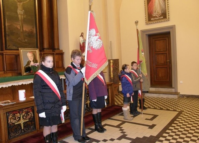 W uroczystościach wzięły udział szkolne poczty sztandarowe