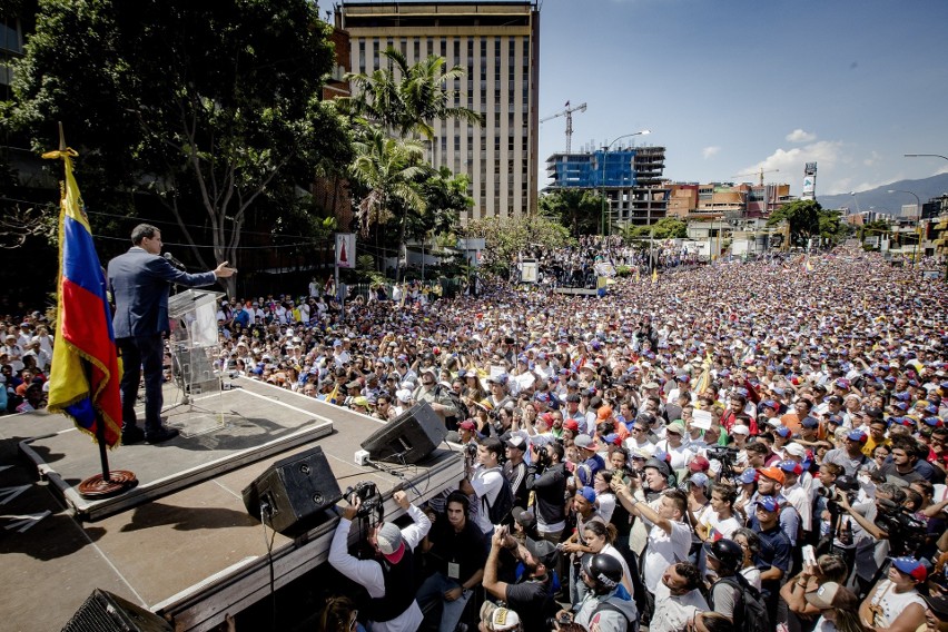 Przewrót w Wenezueli. Dziesiątki tysięcy zwolenników Juana Guaido wyszło na ulice Caracas