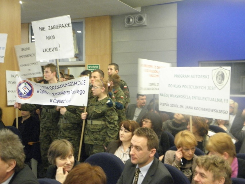 Nauczyciele w Częstochowie protestowali przeciwko niszczeniu szkół [ZDJĘCIA]