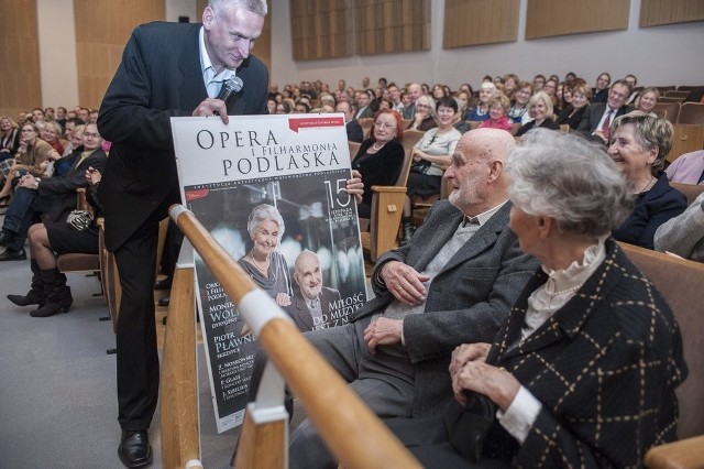 Danuta i Tomasz Gątkiewiczowie 8 listopada pamiątkowy otrzymali plakat oraz honorowy abonament do Opery i Filharmonii Podlaskiej obejmujący koncerty od stycznia do czerwca 2014 roku.