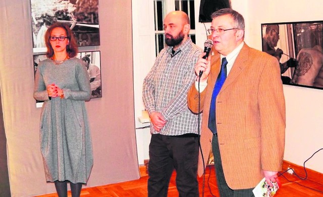 Aleksandra Jarosz-Panek i dyrektor Krzysztof Reczek z Muzeum w Kozienicach  oraz Tadeusz Mikocki z Muzeum Azji i Pacyfiku.