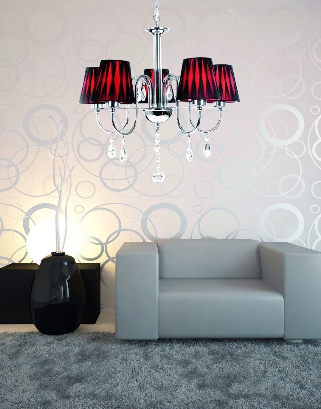 Aranżacja z lampą SilviaLampę z kolekcji Silvia wyróżnia się odważną, bardzo dekoracyjną stylistyką. Lampa ta podkreśli ekstrawagancki charakter wnętrza. Jej delikatna i zmysłowa forma połączona z ostrym kontrastem czerwieni i czerni wprowadza do aranżowanego pomieszczenia zmysłowy i magiczny nastrój.
