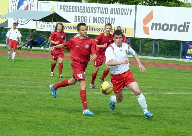 Juniorzy młodsi K-P ZPN ulegli rywalom z Gdańska 1:3. Na zdjęciu wychowanek Wdy Świecie Fabian Chabowski próbuje zatrzymać napastnika gości