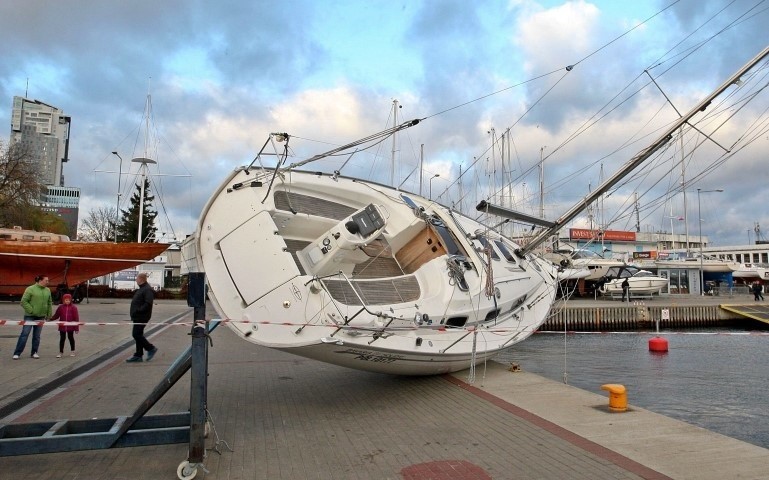 Wichura w Gdyni. Wiatr przewrócił jacht w marinie [ZDJĘCIA]
