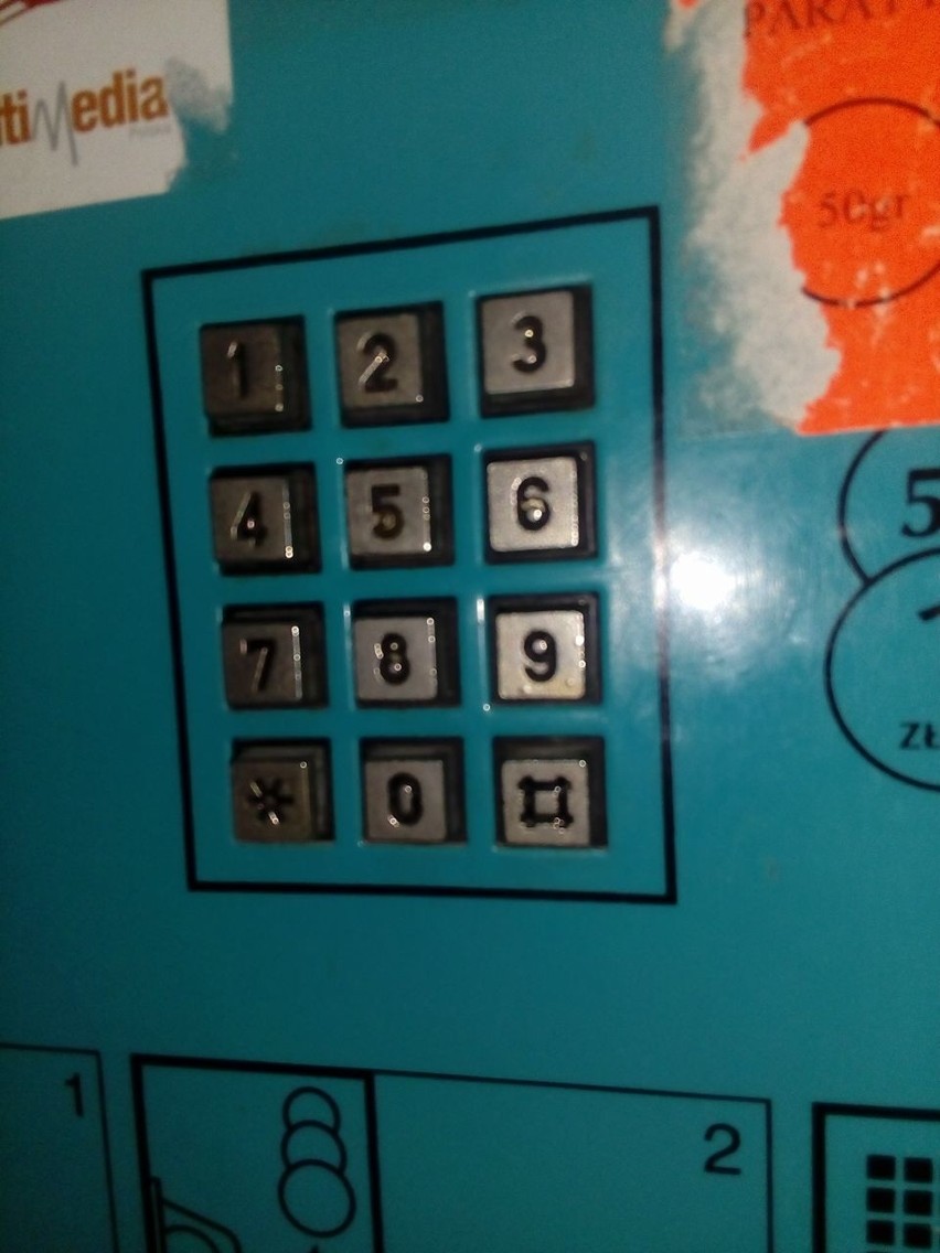 Automat telefoniczny w szpitalu w Radzyniu Podlaskim. "Zachował się i działa" (ZDJĘCIA)