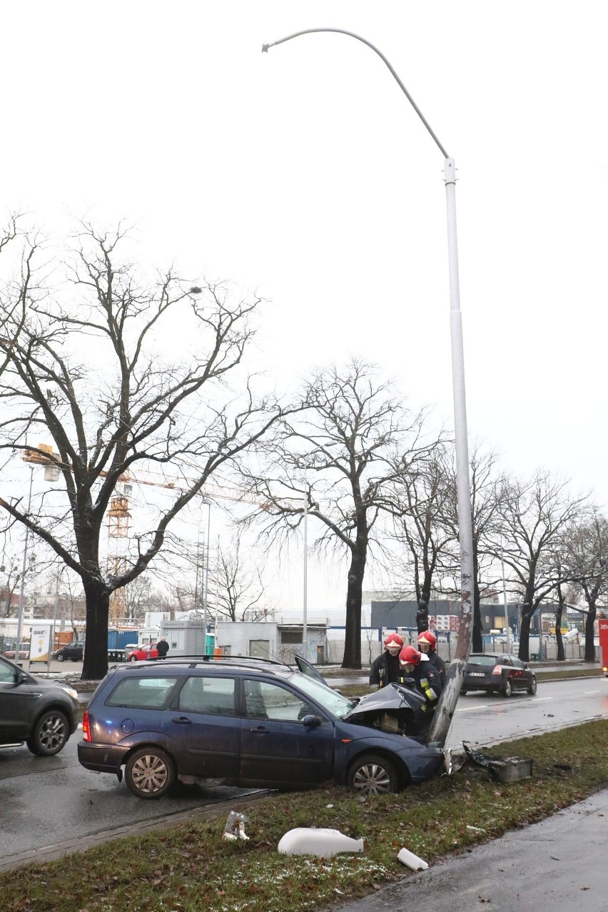 Wypadek na Brücknera. Ford leciał dwa metry nad jezdnią (ZDJĘCIA)