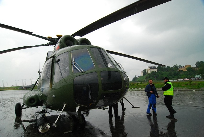 Policyjny śmigłowiec Mi-8 w maju 2010 roku ewakuował osoby z...