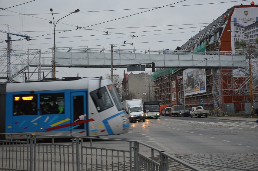 Kładka nad ul. Dyrekcyjną służy robotnikom stawiającym nową...