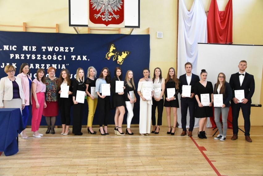 Zakończenie roku szkolnego maturzystów 2018/2019 w Zespole Szkół Ponadgimnazjalnych w Stąporkowie  (DUŻO ZDJĘĆ)