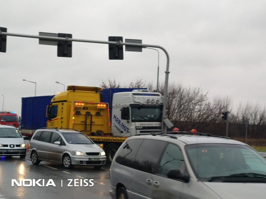 Wypadek na skrzyżowaniu Żółkiewskiego i Zbrowskiego w Radomiu. Ciężarówka wjechała w słup sygnalizacji świetlnej