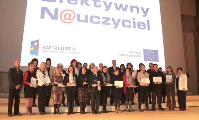 Wspólne zdjęcie wyróżnionych nauczycieli.