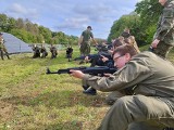 Uczniowie klas mundurowych z Nowego Miasteczka pokazali na poligonie, czego już się nauczyli. Zajęcia prawie jak w wojsku! 