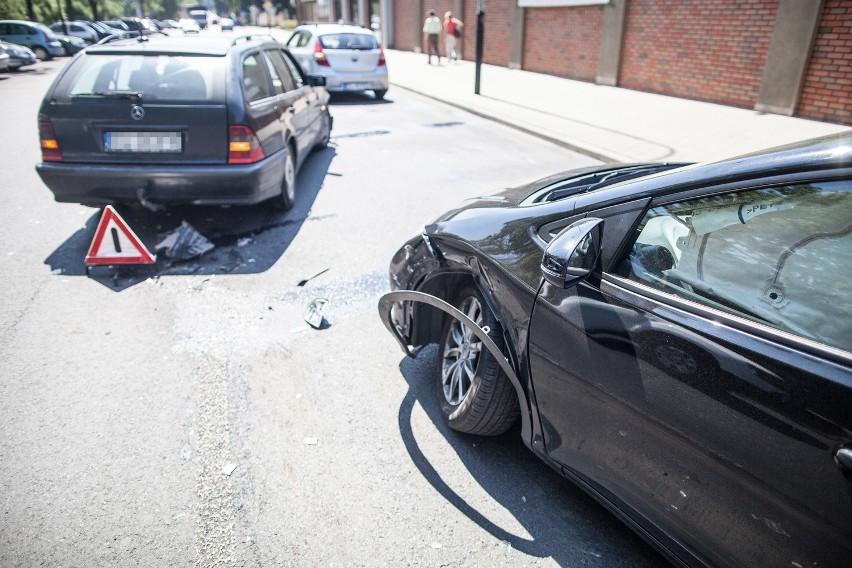 Kolizja na Wólczańskiej w Łodzi. Zderzenie mercedesa z hondą [ZDJĘCIA]