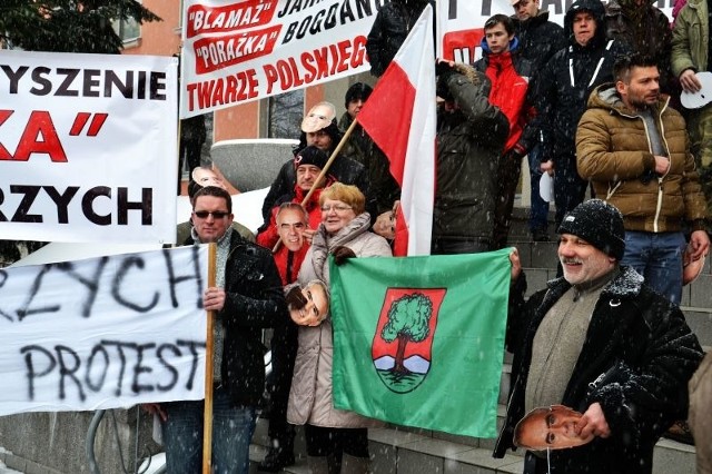 Protestujący demonstrowali swoją niechęć wobec nowych zasad podczas egzaminowania kierowców.