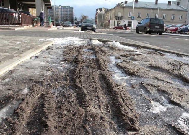 Mimo tego, że po remoncie na Dzierzkowskiej jest więcej miejsc parkingowych, samochody zdążyły zniszczyć już trawniki.