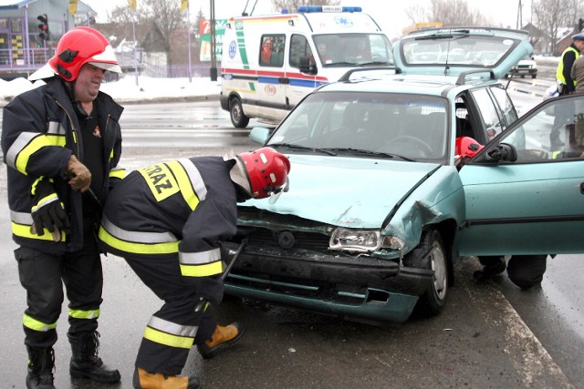 Uszkodzony opel astra uczestniczący w sobotniej kolizji obok tarnobrzeskiego dworca PKS.