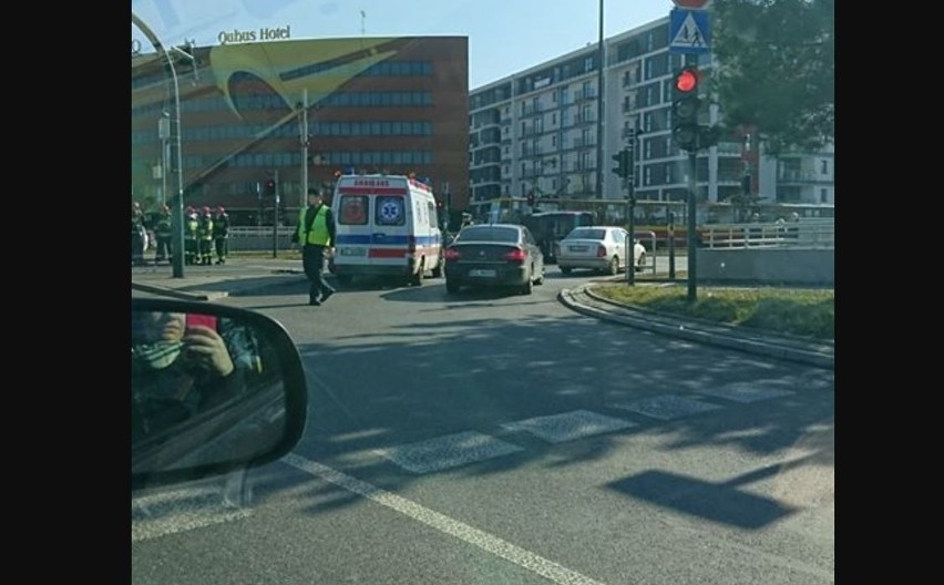 Groźny wypadek na skrzyżowaniu al. Mickiewicza z ul. Żeromskiego ZDJĘCIA