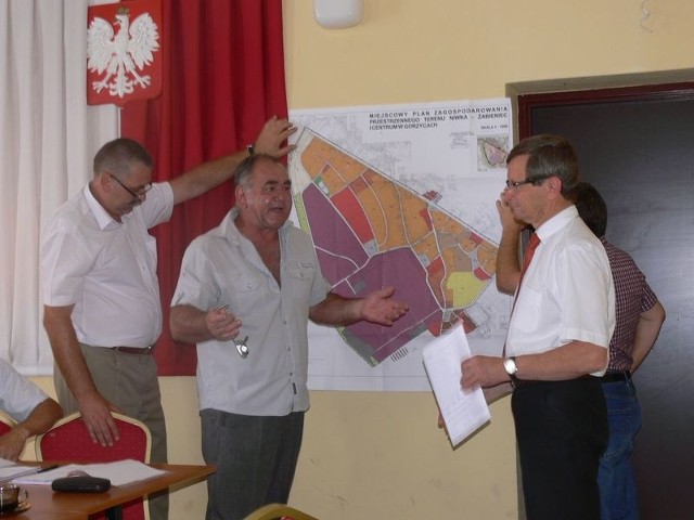 Różnice zdań w sprawie podziału działek objętych strefą ekonomiczną radny Józef Chmielowiec (drugi z lewej) i wójt Marian Grzegorzek (drugi z prawej) prezentowali przed planem zagospodarowania przestrzennego podczas wtorkowej sesji.