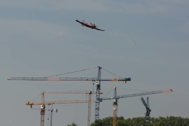 Podczas weekendowej imprezy samoloty często unosiły się tuż ponad budowlanymi żurawiami