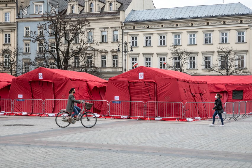 Kraków. Mobilny punkt szczepień na Rynku Głównym