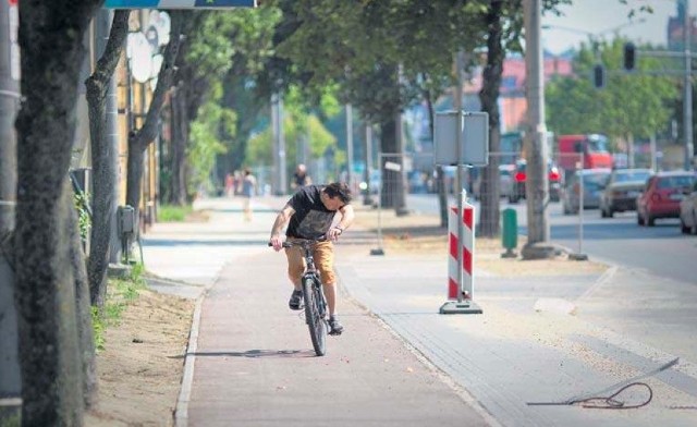 Nowe ścieżki rowerowe wykonane z czerwonego asfaltu wymagają poprawek. Wykonawca zapewnia, że nierówności zostaną usunięte do końca tego tygodnia.