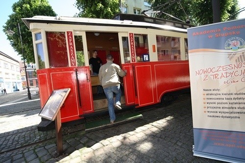 Punkt informacyjny Akademii Pomorskiej w tramwaju.