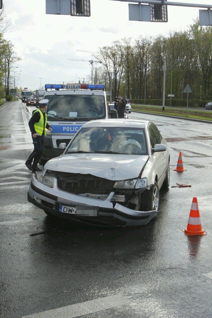 Wrocław: Wypadek autobusu MPK na Milenijnej. Jedna osoba ranna (ZDJĘCIA)