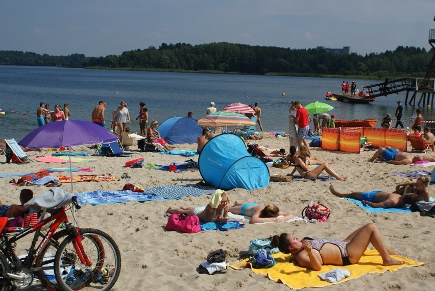 W sobotę nie brakowało chętnych do plażowania nad Pogorią...