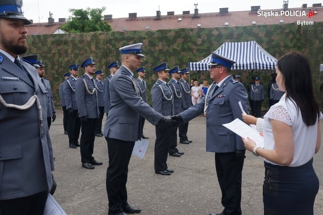 Święto policji w Bytomiu. 135 policjantów i policjantek otrzymało nominacje na wyższe stopnie policyjneZobacz kolejne zdjęcia. Przesuwaj zdjęcia w prawo - naciśnij strzałkę lub przycisk NASTĘPNE