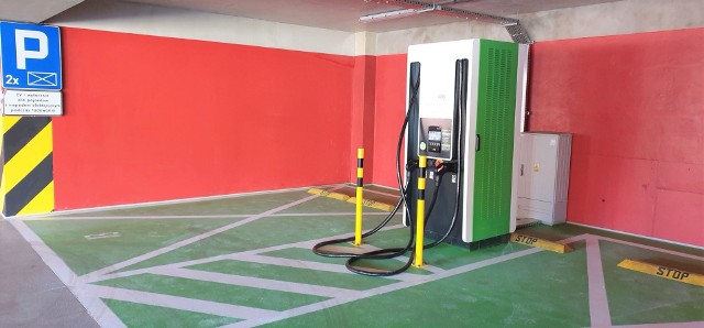 Na parkingu wielopoziomowym przy dworcu PKP powstała ogólnie dostępna stacja ładowania samochodów elektrycznych