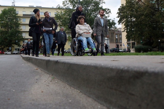 Przy placu Kaczyńskiego problemem okazały się zbyt wysokie krawężniki