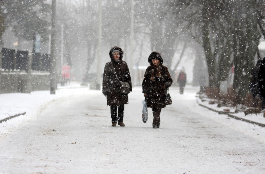 Mroźna zima przed nami. Opady śniegu i i oblodzenia! Sprawdziliśmy prognozę pogody na najbliższe dni. Możliwa nawet burza śnieżna!