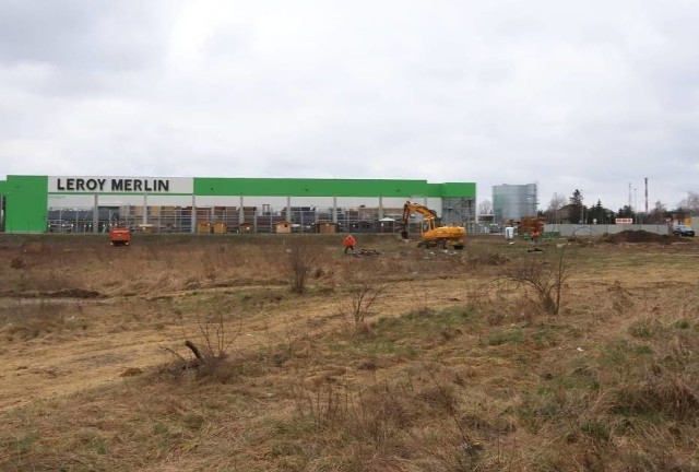 Na osiedlu Południe w Radomiu powstaje nowe centrum handlowe. Budowa trwa obok Leroy Merlin. Zobacz zdjęcia