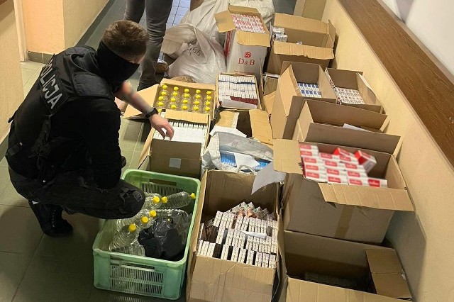 Bydgoscy policjanci zabezpieczyli 5291 paczek papierosów, blisko 45 kg krajanki tytoniowej oraz 42 butelki spirytusu.