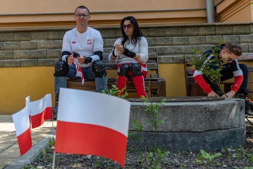 Kraków. Patriotyczny przejazd na rolkach, deskorolkach i hulajnogach [ZDJĘCIA]