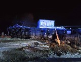Wypadek na drodze krajowej numer 9 w Sadowiu w powiecie opatowskim. Samochód ciężarowy wjechał na posesję i przewrócił się na ogrodzenie