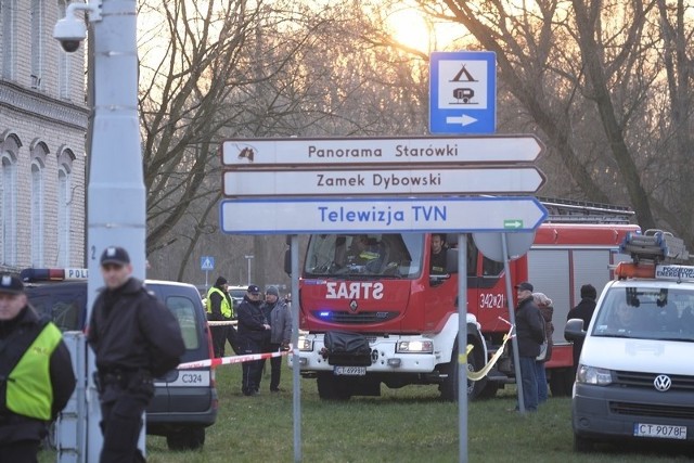 O godz. 14.59 przy ul. Kujawskiej 9 w Toruniu doszło do wybuchu gazu w budynku wielorodzinnym naprzeciwko dworca PKP Toruń Główny. Dwie osoby zostały poszkodowane. Na miejscu działało 8 zastępów straży pożarnej. Ulica Kujawska na jakiś czas została zamknięta. Teraz ruch odbywa się już normalnie. 20 osób opuściło budynek przed przybyciem zastępów straży. - Kobieta i mężczyzna przebywający w pobliżu wymienianej butli gazowej w wyniku jej wybuchu odnieśli oparzenia pierwszego stopnia. Na szczęście eksplozja spowodowała jedynie uszkodzenie okna w mieszkaniu, które jednocześnie zadziałało jako amortyzator wybuchu. Rozrzut części wokół budynku był dość znaczny. Elementy okna znajdowały się nawet 15 metrów od obiektu. Wszyscy mieszkańcy opuścili budynek jeszcze przed przybyciem strażaków – mówi Andrzej Seroczyński, rzecznik prasowy komendy Państwowej Straży Pożarnej w Toruniu.Zobacz także:Od marca wyższe emerytur. Kto skorzysta?Obejrzyj także: Info z Polski