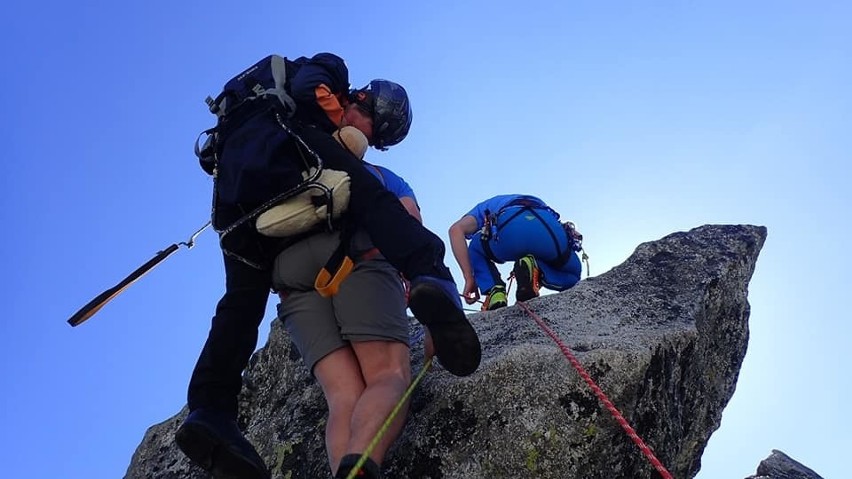 Tatry. To jest wyczyn. Wnieśli sparaliżowaną koleżankę na Mnicha [ZDJĘCIA]