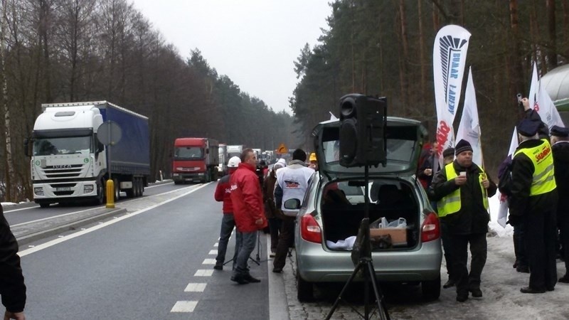 Strajk na Śląsku: Górnicy zablokowali drogi DK1 w...