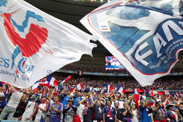 W Paryżu upalny wieczór. Niezwykle gorąca atmosfera panuje także na Stade de France, gdzie sympatycy reprezentacji Francji i Portugalii czekają na triumf swoich drużyn w finale Euro 2016! Zobacz fotorelację z trybun!