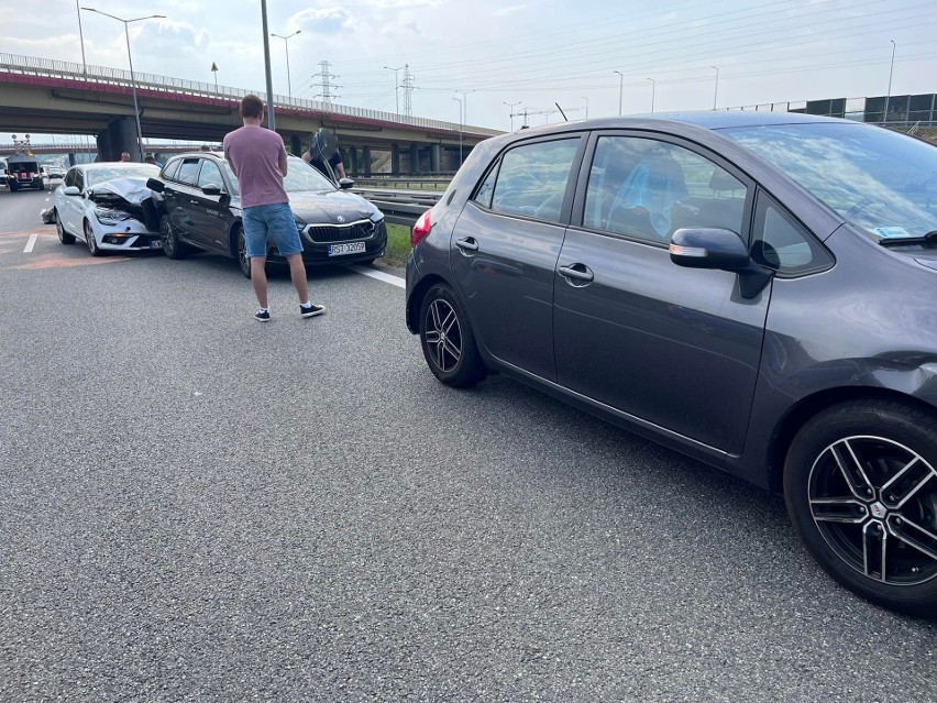 11 samochodów zderzyło się na autostradzie A4 w kierunku Rzeszowa. Jedna osoba została ranna [ZDJĘCIA]